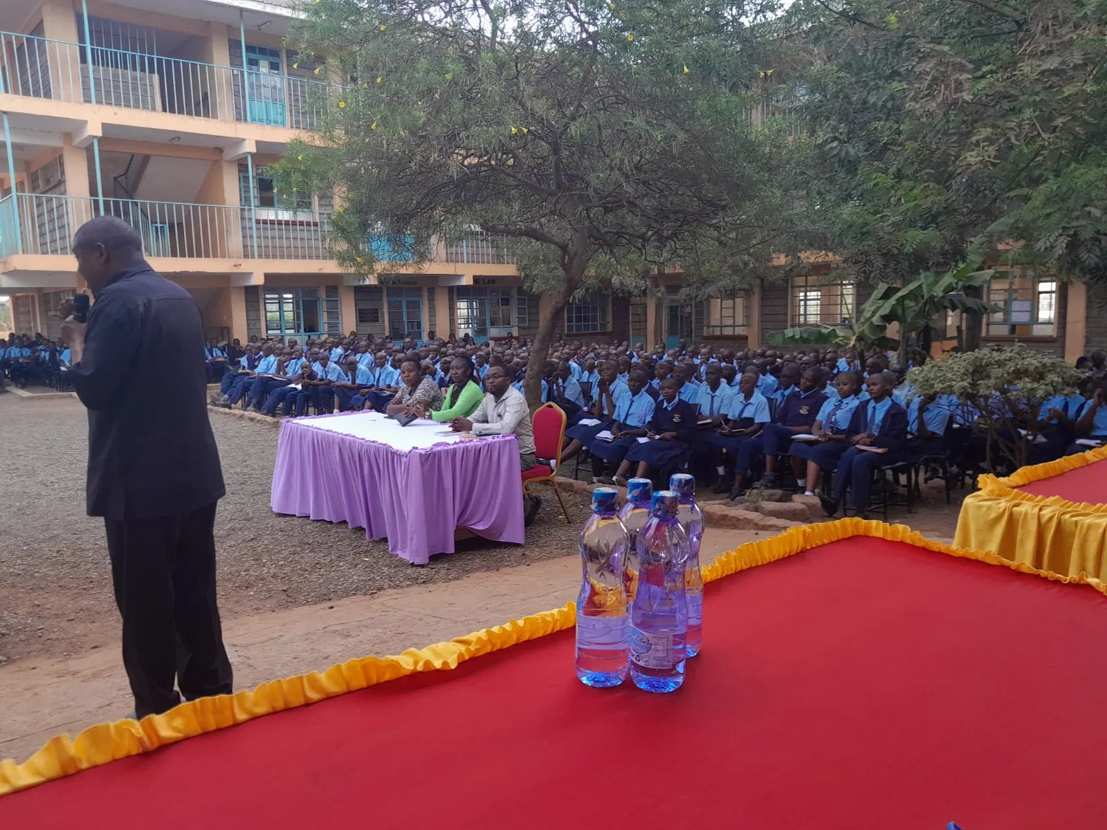Students listen during the knowledge-sharing and motivational session.